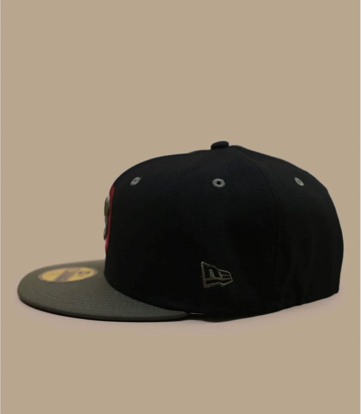 NEW ERA Side Patch 59Fifty Chicago Cubs Black New Olive 4 NEW ERA Side Patch 59Fifty Chicago Cubs Black New Olive – Image 4